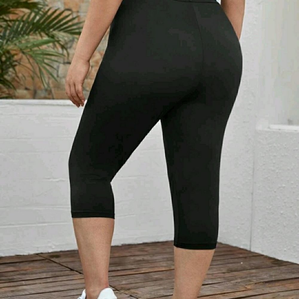 Plus Solid Capris Leggings - Picture 3 of 8